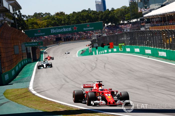 Sebastian Vettel, Ferrari SF70H, Valtteri Bottas, Mercedes AMG F1 W08