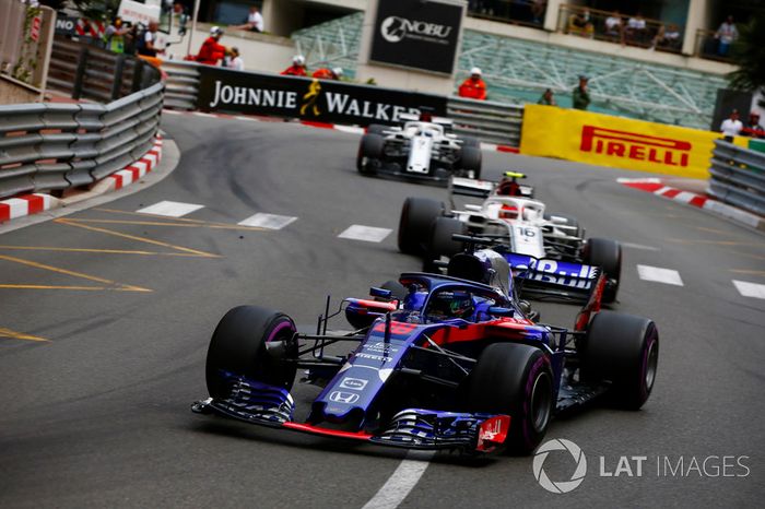 Brendon Hartley, Toro Rosso STR13, Charles Leclerc, Sauber C37 y Marcus Ericsson, Sauber C37