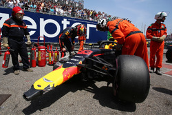 После аварии: Макс Ферстаппен, Red Bull Racing RB14