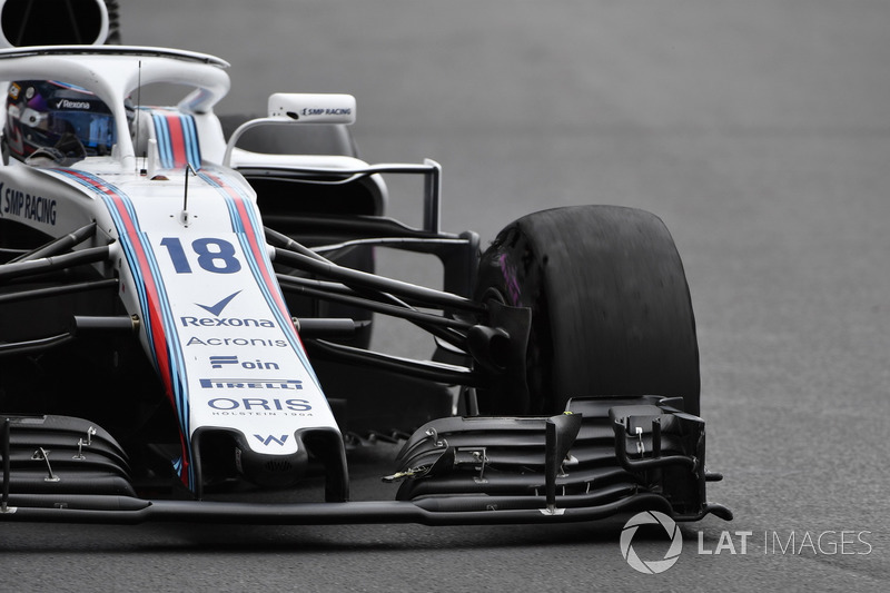 Lance Stroll, Williams FW41, con una foratura al primo giro