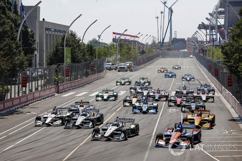 Josef Newgarden, Team Penske Chevrolet, Scott Dixon, Chip Ganassi Racing Honda lead at the start