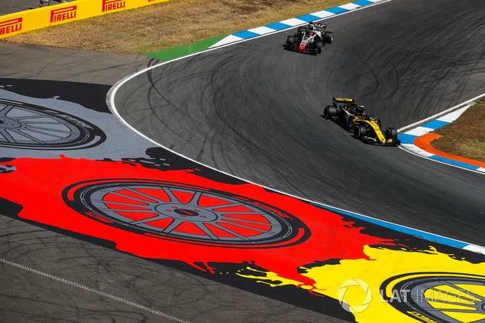 Carlos Sainz Jr., Renault Sport F1 Team R.S. 18, leads Kevin Magnussen, Haas F1 Team VF-18