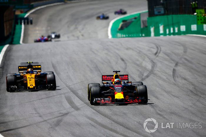 Daniel Ricciardo, Red Bull Racing RB13, pasa a Carlos Sainz Jr., Renault Sport F1 Team RS17