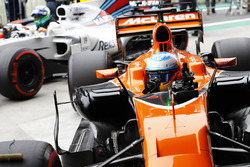 Fernando Alonso, McLaren MCL32, Felipe Massa, Williams FW40