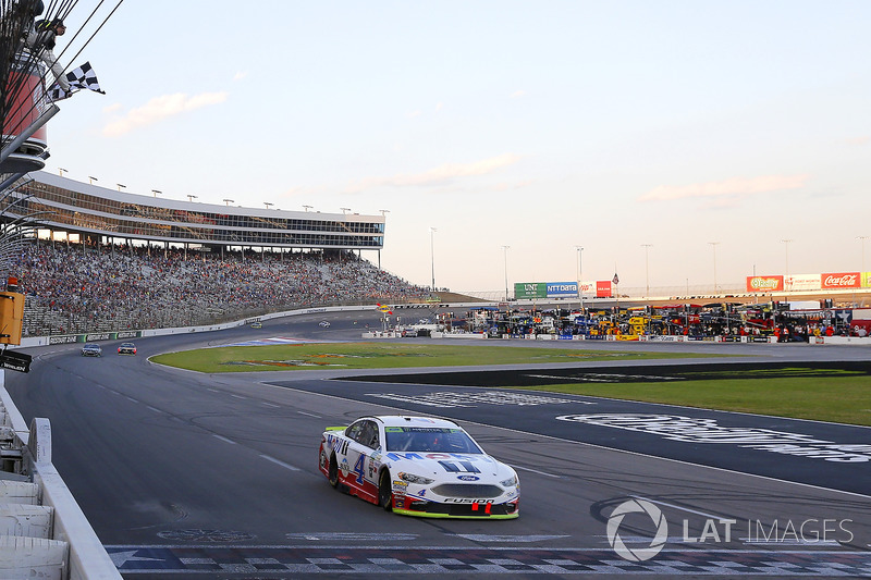 Kevin Harvick, Stewart-Haas Racing Ford takes the checkered flag