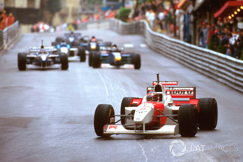 David Coulthard, McLaren MP4 / 11B, con el casco de repuesto de Michael Schumacher