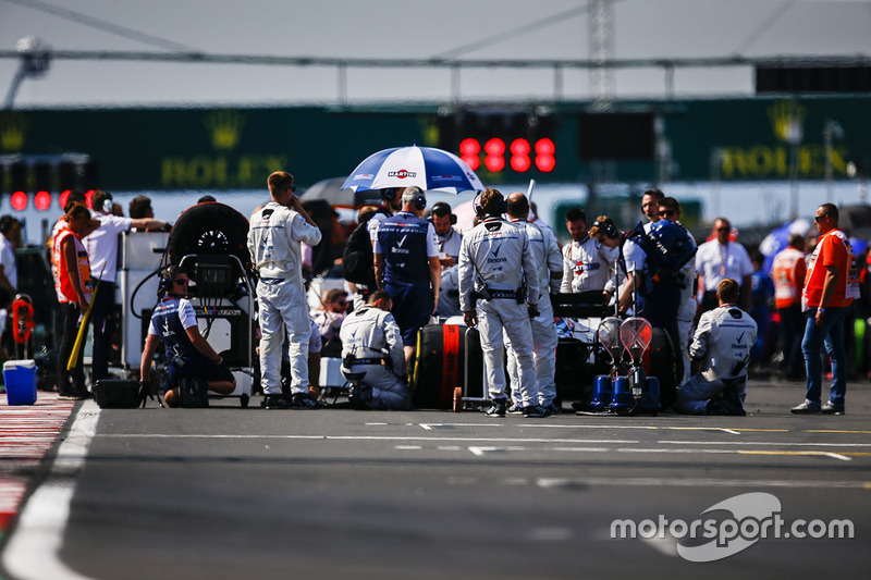 Des ingénieurs Williamssur la grile avec Sergey Sirotkin, Williams FW41, avant le départ
