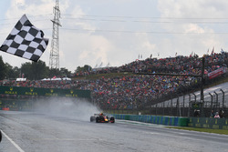 Max Verstappen, Red Bull Racing RB14 sous le drapeau à damier