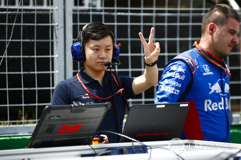 Un ingeniero de Toro Rosso Honda en la parrilla