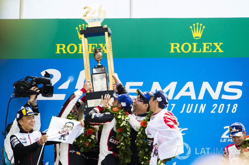 Genel klasman podyum: Yarış galibi Sébastien Buemi, Kazuki Nakajima, Fernando Alonso, Toyota Gazoo Racing, 2. Mike Conway, Kamui Kobayashi, Jose Maria Lopez, 3. Mathias Beche, Gustavo Menezes, Thomas Laurent, Rebellion Racing