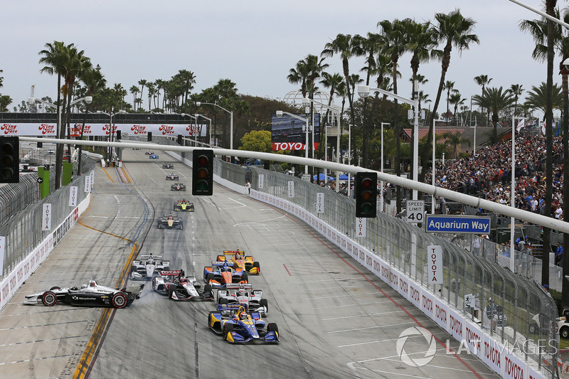 Alexander Rossi, Andretti Autosport Honda mène au départ alors que Simon Pagenaud, Team Penske se crashe