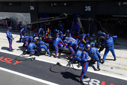 Pierre Gasly, Toro Rosso STR13, s'arrête au stand