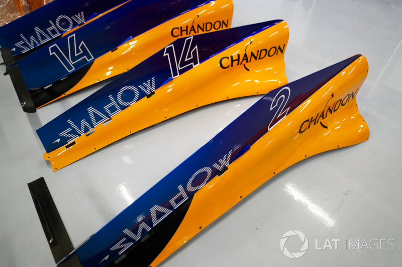 Fernando Alonso, McLaren MCL33, ve Stoffel Vandoorne, McLaren MCL33