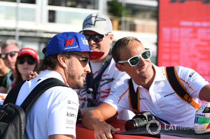 Fernando Alonso, McLaren, atiende a los fans