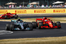 Valtteri Bottas, Mercedes AMG F1 W09, à la lutte avec Sebastian Vettel, Ferrari SF71H