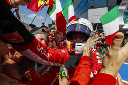 Il vincitore della gara Sebastian Vettel, Ferrari, festeggia con il team, nel parco chiuso