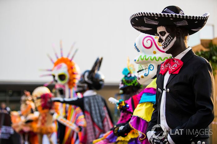 Disfraces del día de muertos en el paddock