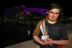 Brendon Leigh fête sa victoire lors du F1 Esports sur le podium