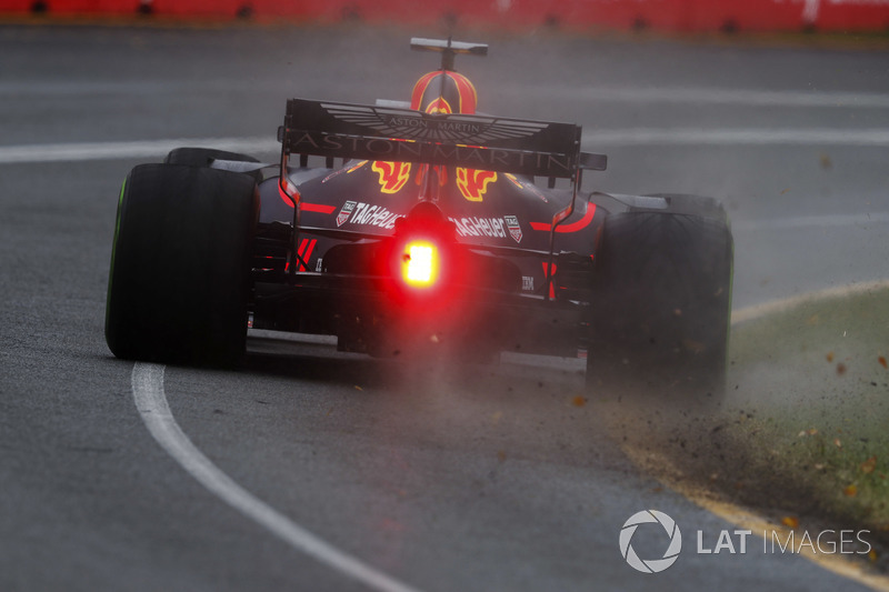 Max Verstappen, Red Bull Racing RB14 Tag Heuer, kicks up grass and leaves
