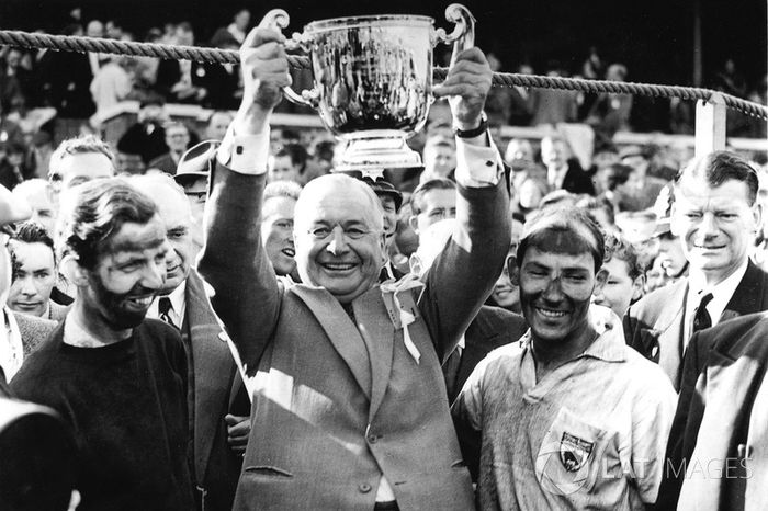 Tony Brooks, Tony Vandervell, Stirling Moss celebran la victoria de Vanwall