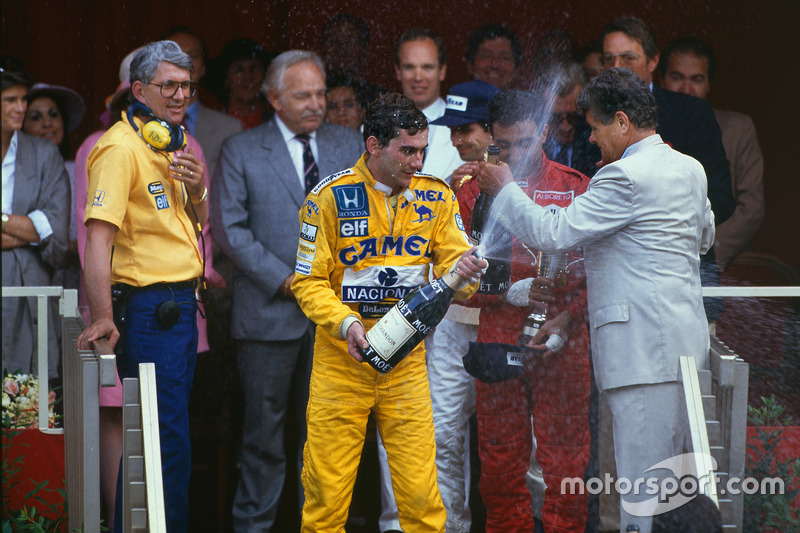 Podium: racewinnaar Ayrton Senna, Team Lotus met Lotus-baas Peter Warr