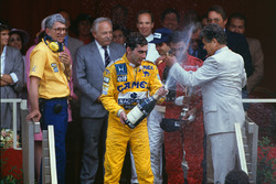 Podium : le vainqueur Ayrton Senna, Team Lotus avec le directeur de Lotus Peter Warr, qui récolte le trophée du constructeur