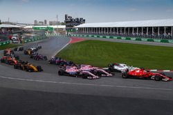 Kimi Raikkonen, Ferrari SF70H y Sergio Pérez, Sahara Force India VJM10 y Esteban Ocon, Sahara Force 