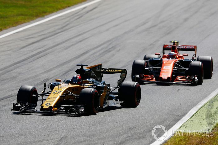  Nico Hulkenberg, Renault Sport F1 Team Team RS17, Stoffel Vandoorne, McLaren MCL32 