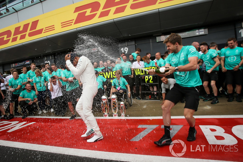 Lewis Hamilton HLewis, Mercedes AMG F1 celebra, champagne y los trofeos con Billy Monger y hermano N