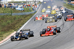 Mario Andretti, Lotus 79 Ford, devant Riccardo Patrese sur Arrows, et John Watson, sur Brabham-Alfa Romeo.