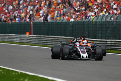 Ромен Грожан, Haas F1 Team VF-17, Фернандо Алонсо, McLaren MCL32