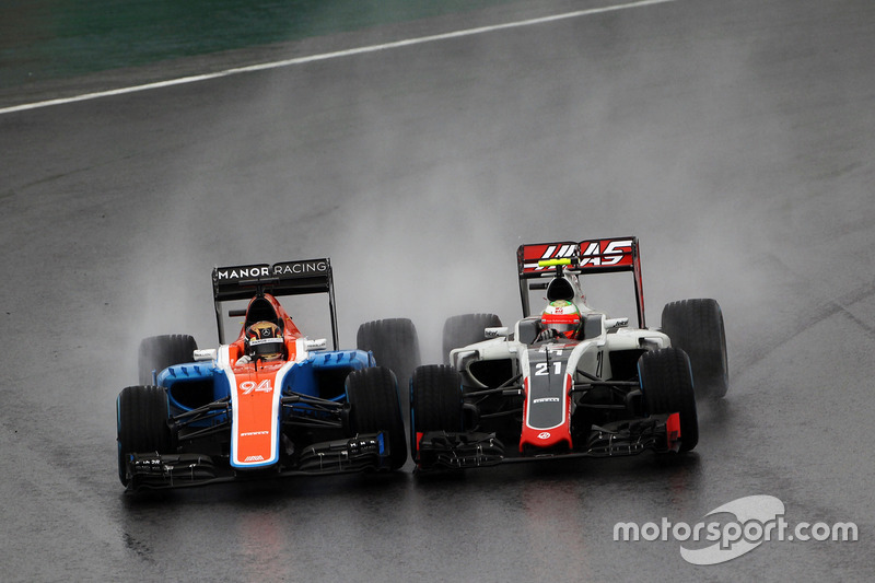 (L to R): Pascal Wehrlein, Manor Racing MRT05 and Esteban Gutierrez, Haas F1 Team VF-16 battle for p