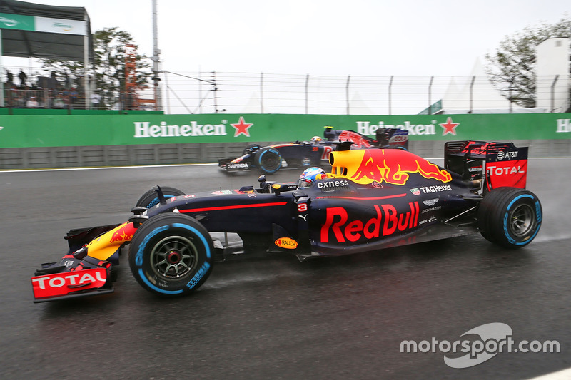 Daniel Ricciardo, Red Bull Racing RB12 y Carlos Sainz Jr., Scuderia Toro Rosso STR11