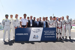 Gruppenfoto: Die LMP1-Fahrer für die 24h Le Mans 2017 mit Mark Webber, Chase Carey, Jean Todt und Pi