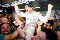 Nico Rosberg, Mercedes AMG F1 festeggia il suo Titolo Mondiale con il team