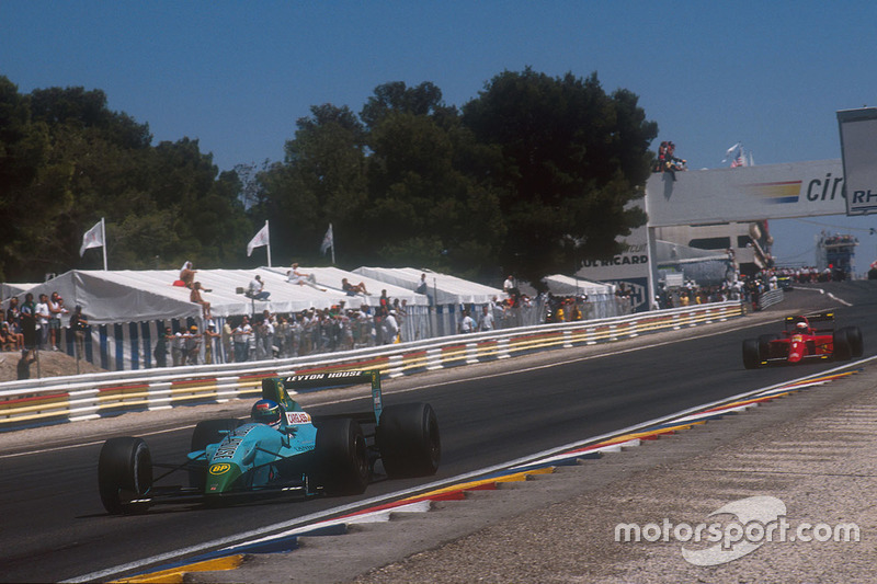 Ivan Capelli, Leyton House CG901 Judd, führt vor Alain Prost, Ferrari 641