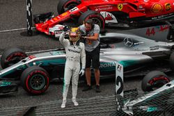 El poleman Lewis Hamilton, Mercedes AMG F1, celebrando en parc ferme