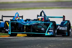 Mitch Evans, Panasonic Jaguar Racing devant Sebastien Buemi, Renault e.Dams