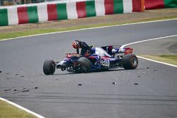 Carlos Sainz, Scuderia Toro Rosso, sufre un accidente con el STR12