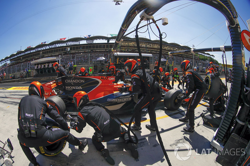 Fernando Alonso, McLaren MCL32 pit stop