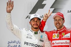 Lewis Hamilton, Mercedes AMG, segundo, Sebastian Vettel, Ferrari, ganador, en el podium
