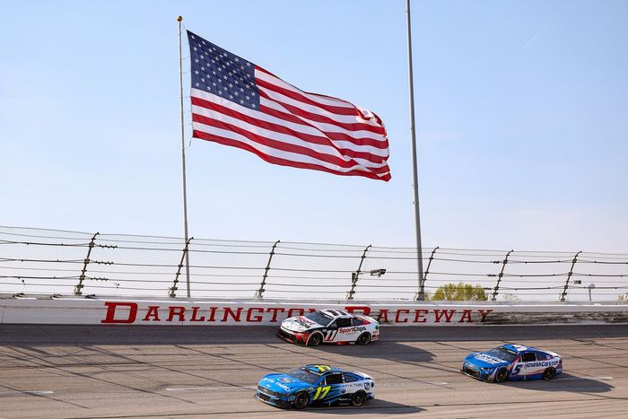 Chris Buescher, RFK Racing, Denny Hamlin, Joe Gibbs Racing, Kyle Larson, Hendrick Motorsports