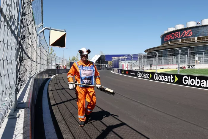 El comisario retira los restos de la pista