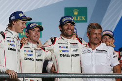 Podium: Sieger Timo Bernhard, Mark Webber, Brendon Hartley; Fritz Enzinger, Leiter LMP1, Porsche Tea