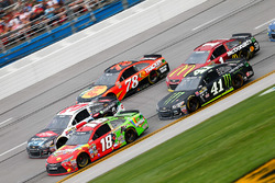 Kyle Busch, Joe Gibbs Racing Toyota, und Kurt Busch, Stewart-Haas Racing Chevrolet