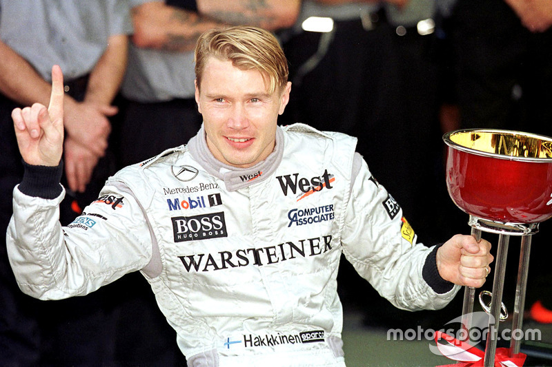 Mika Hakkinen, McLaren celebra ganando el Campeonato Mundial de Fórmula uno