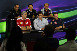 FIA-Pressekonferenz: Cyril Abiteboul, , Yusuke Hasegawa, Robert Fernley, Maurizio Arrivabene, Toto W