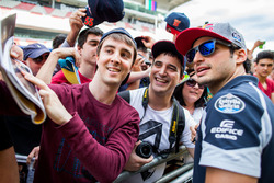 Карлос Сайнс мл., Scuderia Toro Rosso с фанатами