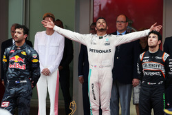 Il podio: Daniel Ricciardo, Red Bull Racing, secondo; Lewis Hamilton, Mercedes AMG F1, vincitore del