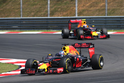 Daniel Ricciardo, Red Bull Racing RB12precede il compagno di squadra Max Verstappen, Red Bull Racing RB12
